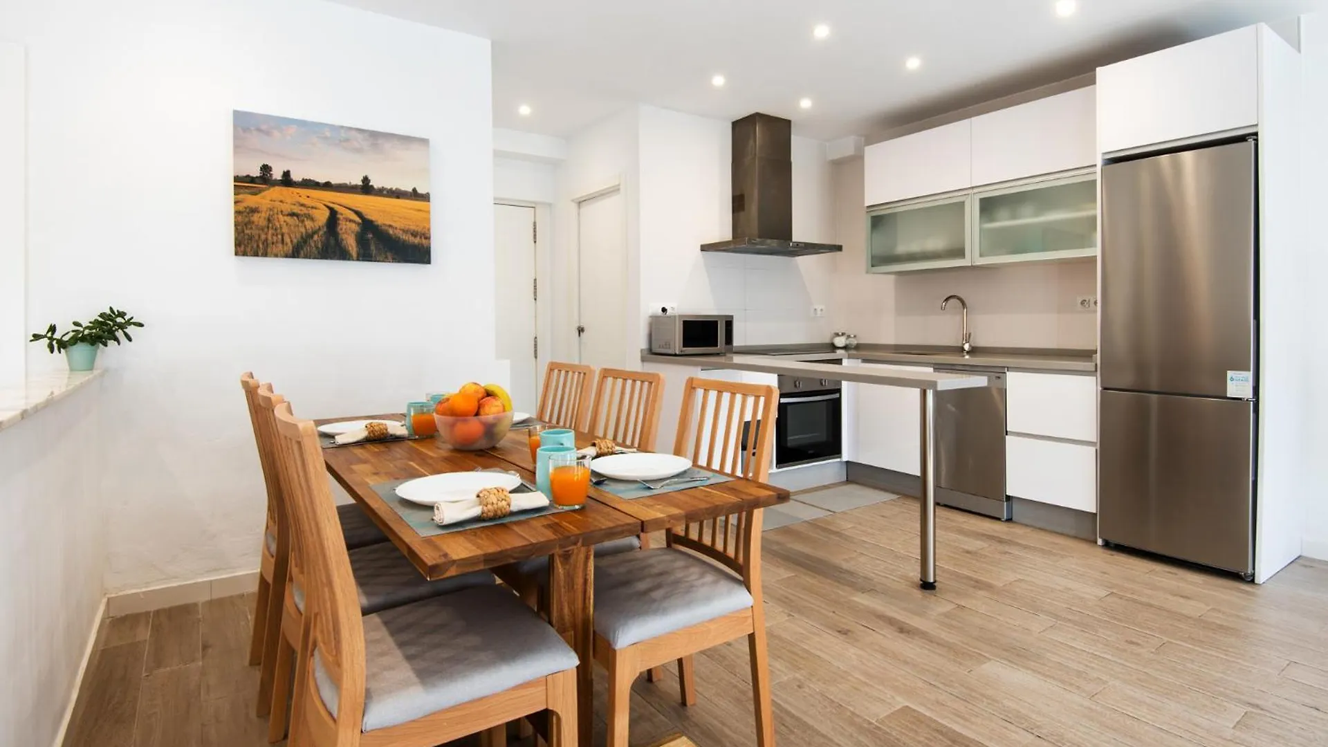 New Solymar Square Apartment Next To Beach بينالماذينا
