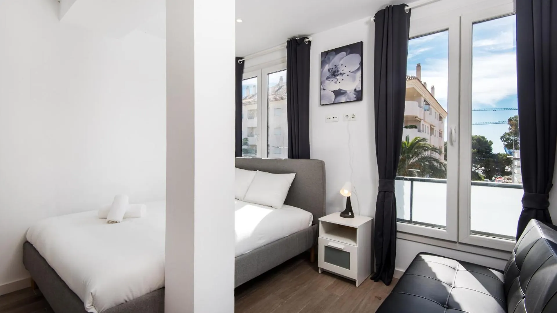 New Solymar Square Apartment Next To Beach بينالماذينا
